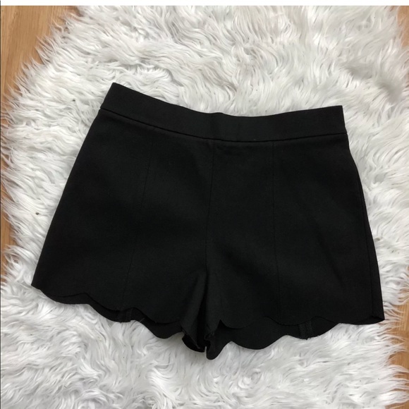 Urban Outfitters Pull-On Ponte Scallop Shorts - Picture 2 of 3